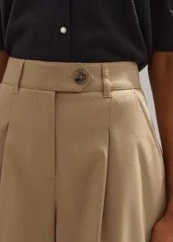 Tailored Summer Short